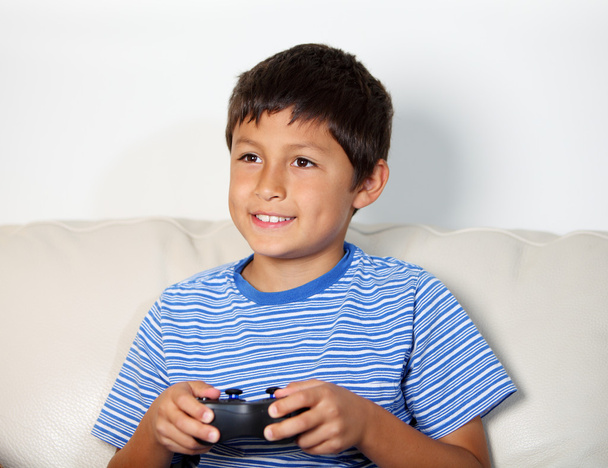 Niño jugando a la computadora juego
 - Foto, imagen