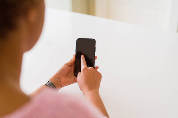 Primo piano della donna utilizzando lo schermo bianco dello smartphone
 - Foto, immagini