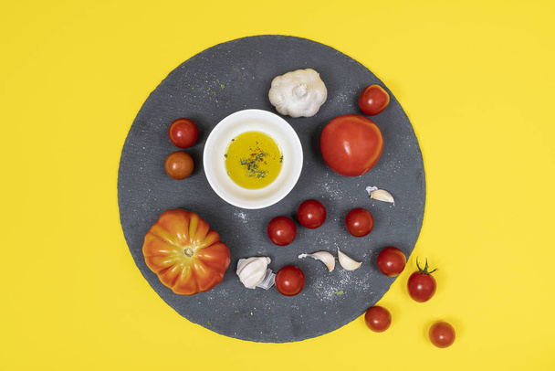tomatoes and ingredients - Zdjęcie, obraz