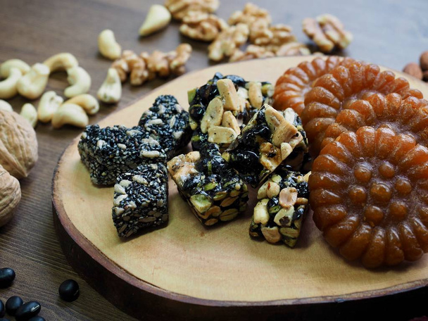 Bonbons et biscuits traditionnels coréens et Noix Mélange, gangjeong, Yakgwa, Miel Cookie
  - Photo, image