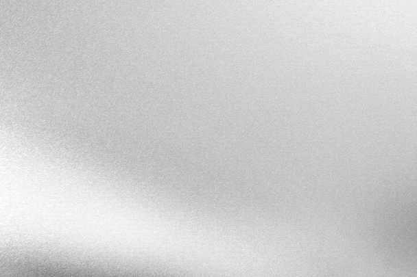 Światło świeci na srebrnym metalicznym arkuszu, abstrakcyjna tekstura tła - Zdjęcie, obraz