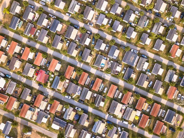 Вид с воздуха на кемпинг с каютами
 - Фото, изображение