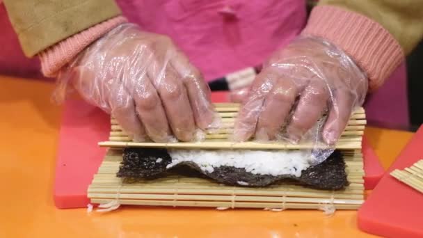 Nahaufnahme Koch macht koreanisches Essen (Kimbap) in der Küche - Filmmaterial, Video