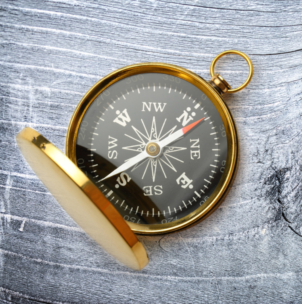 Kompass auf grauem Holzgrund - Foto, Bild