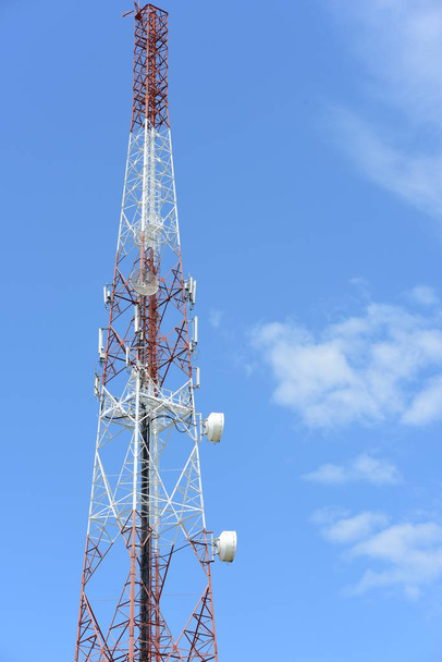 Nagy kommunikációs torony ellen ég - Fotó, kép