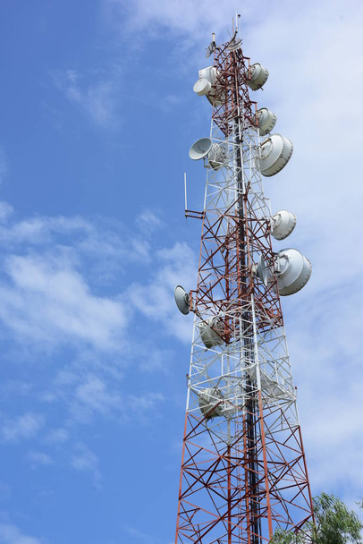 Nagy kommunikációs torony ellen ég - Fotó, kép