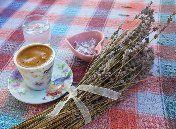 Lavanta aromalı Türk kahvesi - Fotoğraf, Görsel