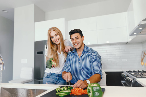 couple at home in a kitchen - Fotoğraf, Görsel