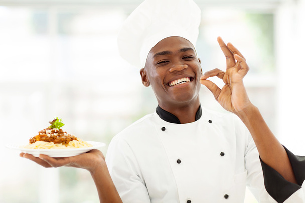 professional African chef holding delicious spaghetti - Foto, imagen