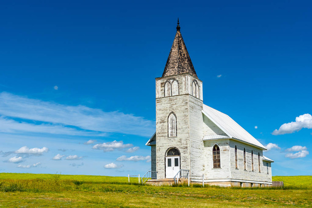 Historická Immanuel Lutheránská církev v admirálu Saskatchewan s kanárným polem na pozadí - Fotografie, Obrázek