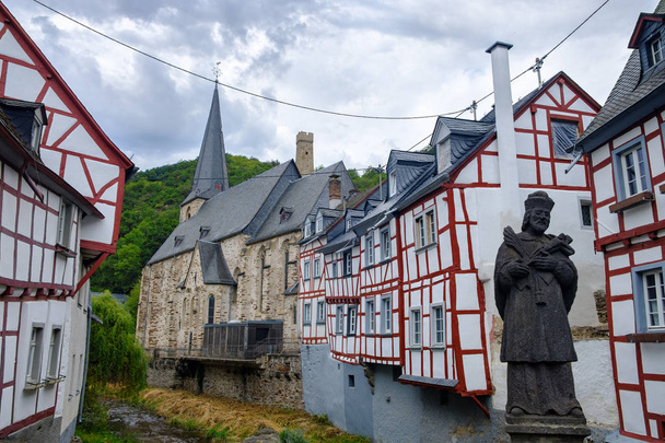 Le village pittoresque de Monreal avec la statue de Jean de Pomuk à
  - Photo, image