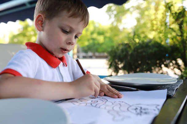 Child drawing with pencil - Fotoğraf, Görsel