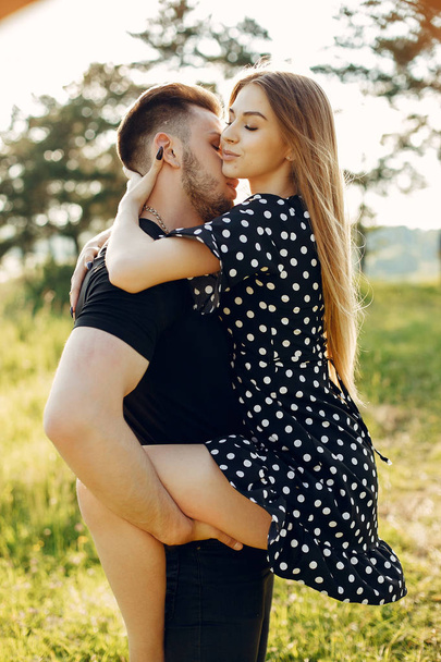 Beautiful couple spend time in a summer park - Foto, Imagen