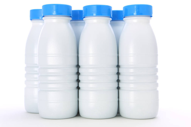 Biały butelki z tworzyw sztucznych mleko na białym tle nie niebieski recykling selektywne Studio światło - Zdjęcie, obraz