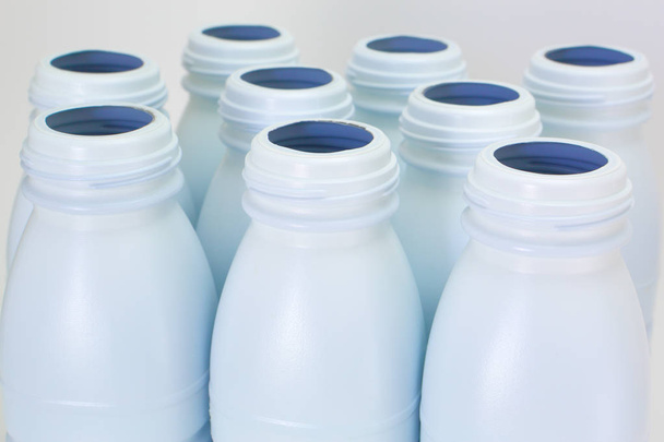 Niezatkane białe butelki mleka recykling odpadów nie ma tła na białym tle oświetlenie Studio - Zdjęcie, obraz