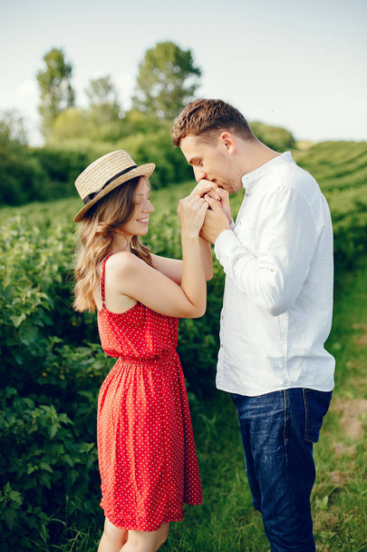 Beautiful couple spend time on a summer field - Foto, Imagen