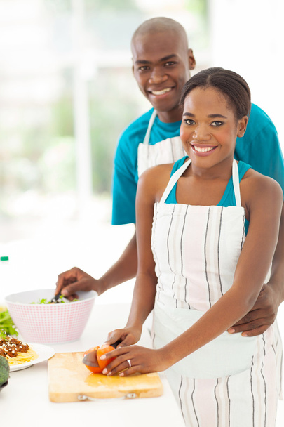 african american couple cooking healthy food - Foto, afbeelding