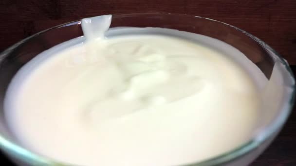 Joghurt liegt auf dem Tisch. saure Sahne im Teller. - Filmmaterial, Video