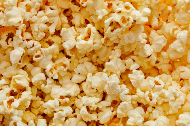 Widok z góry na pyszne chrupiące świeże popcorn - Zdjęcie, obraz