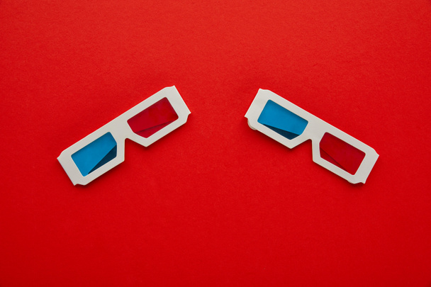 κορυφαία προβολή των γυαλιών 3D σε κόκκινο φόντο - Φωτογραφία, εικόνα