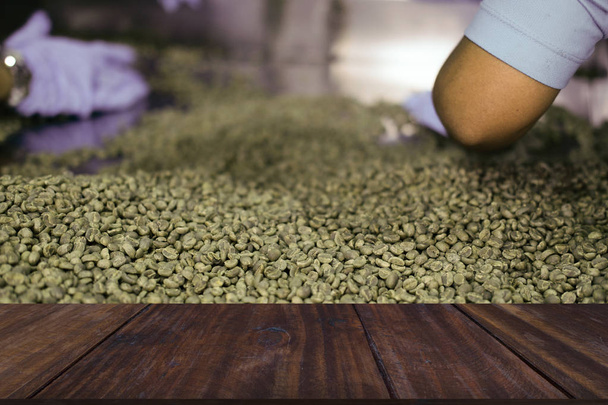 сортировка рабочих выбирая зеленые несжареные кофейные зёрна в пищевых продуктах
 - Фото, изображение
