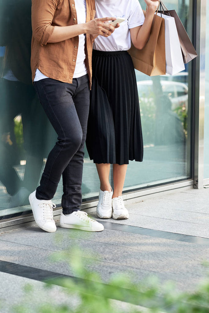 Фотографія пари покупок зі смартфоном у місті
  - Фото, зображення