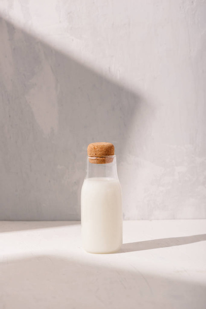 Koncepcja twórcza mleka lub koktajli, styl minimalizmu, widok kątowy, miejsce na tekst. - Zdjęcie, obraz