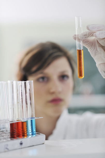 Young woman in lab - Foto, imagen
