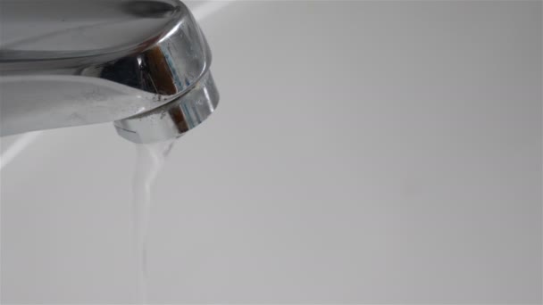 Το νερό τρέχει από τη βρύση στο νεροχύτη. Κοντινό πλάνο - Πλάνα, βίντεο