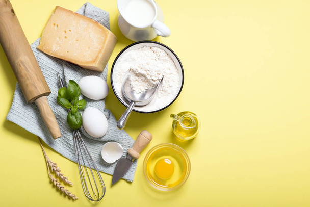Ingredientes de cozinha para massas, farinha, queijo parmesão, manjericão, por exemplo
 - Foto, Imagem