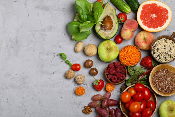λαχανικά, φρούτα και δημητριακά για ένα υγιεινό φαγητό και δίαιτα - Φωτογραφία, εικόνα