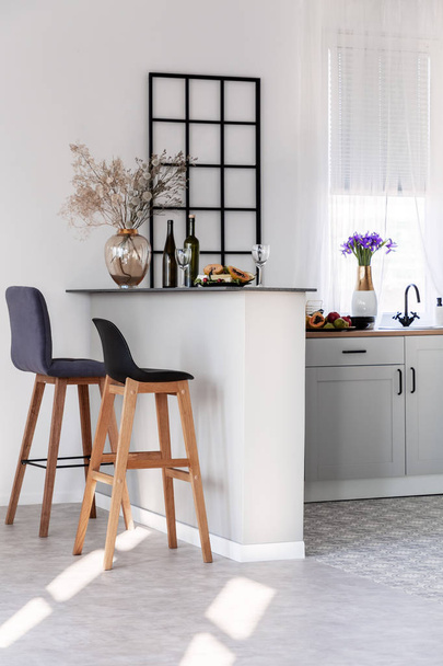 Inspirerende keuken en eetkamer interieur idee met witte keukenmeubelen - Foto, afbeelding