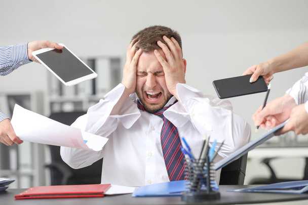 Przepracowany biznesmen mający atak paniki w biurze - Zdjęcie, obraz