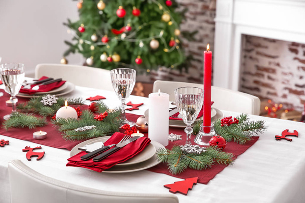 Krásné prostírání stolu s vánoční výzdobou v obývacím pokoji - Fotografie, Obrázek
