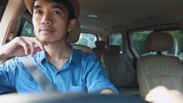 Média tiro de feliz asiático homem dirigindo um carro e olhando para fora
 - Filmagem, Vídeo