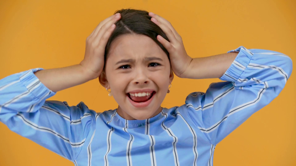 Wütendes gestresstes Kind gestikuliert und schreit isoliert auf gelb - Filmmaterial, Video