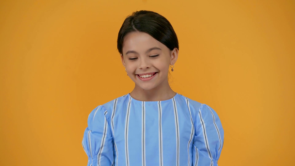 başparmak gösteren mavi elbiseli mutlu preteen çocuk - Video, Çekim