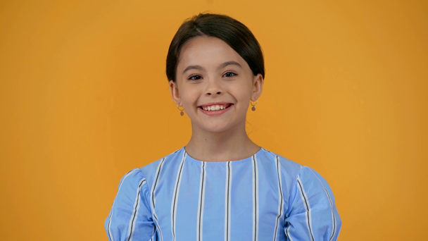 glückliches Frühchen in blauem Kleid zeigt Ok-Zeichen - Filmmaterial, Video