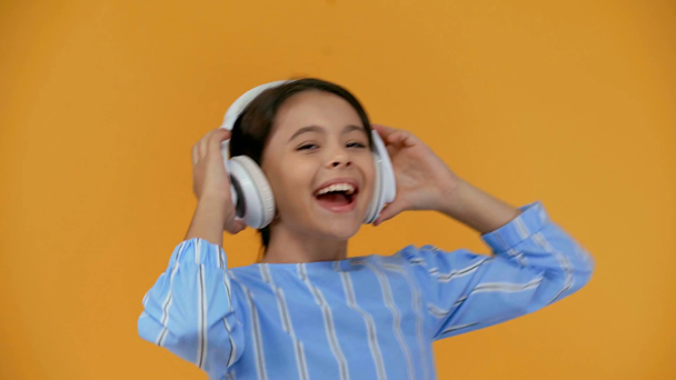happy child singing and dancing while listening music in headphones - Πλάνα, βίντεο