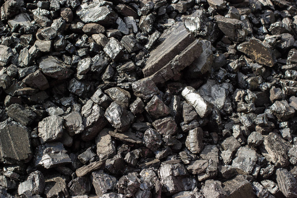 Pile de charbon noir naturel pour fond de texture. Charbons anthracites de qualité souvent appelés charbon de pierre et charbon diamant noir
. - Photo, image