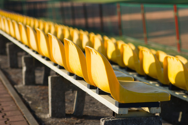 Stühle auf der Tribüne des Stadions - Foto, Bild