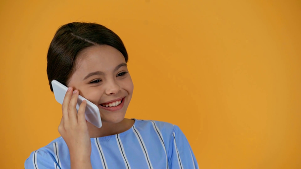 boldog preteen gyermek kék ruhában beszél okostelefon - Felvétel, videó