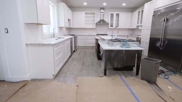 Amélioration de la maison Cuisine Vue de déménagement installé dans une nouvelle cuisine - Séquence, vidéo