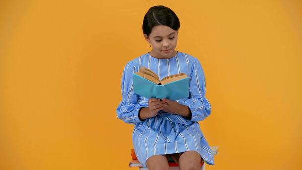 эмоциональный ребенок в синем платье книги чтения
  - Кадры, видео