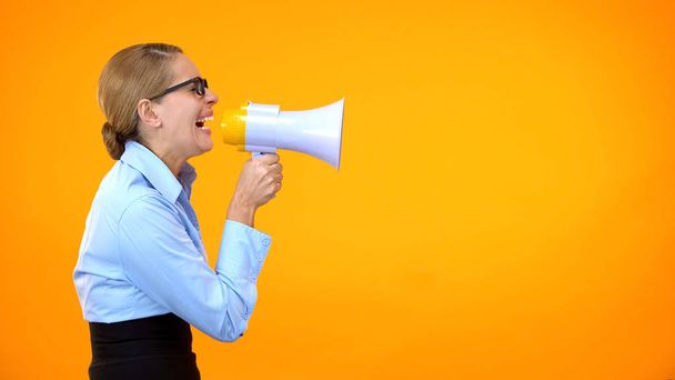 Сердита ділова жінка, що кричить в мегафоні на помаранчевому фоні, керівництво
 - Фото, зображення