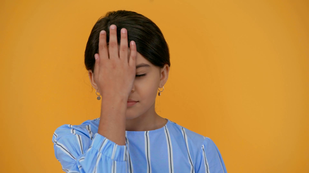 vervelen Preteen kind tonen Facepalm geïsoleerd op geel - Video