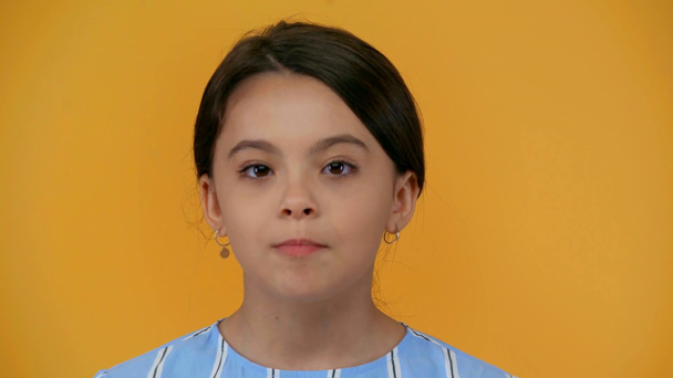 Lächelndes Kind bläst Kaugummi isoliert auf gelb - Filmmaterial, Video