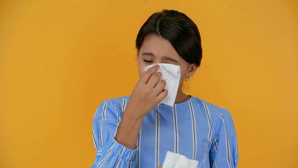 surullinen sairas tyttö puhaltaa nenäänsä ja pyyhkii kyyneleitä lautasliinalla
 - Materiaali, video