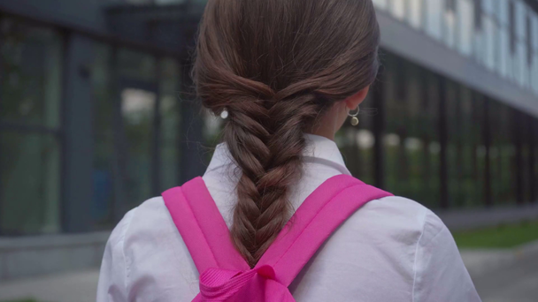 boldog iskoláslánya hátizsák integetett kéz-és séta el - Felvétel, videó