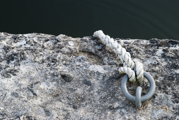 touw bevestigd aan metalen ring - Foto, afbeelding